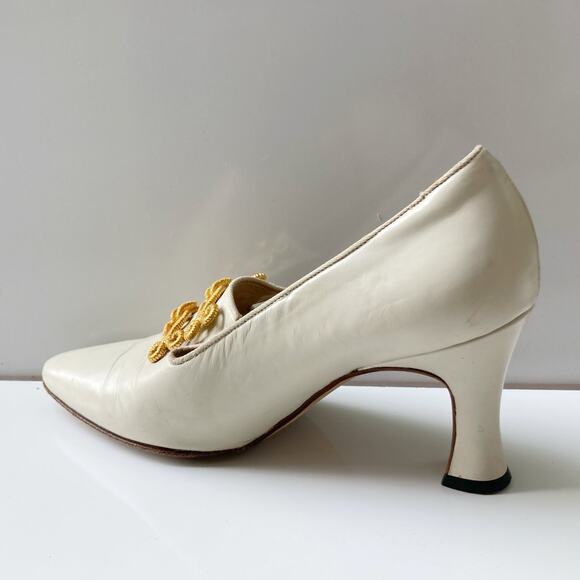Bally Ivory Leather Chain Pumps — Vintage Milan, Quiet Luxury, Fall Runway | 90s - Picture 12 of 16